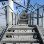 Treppe hoch zur Plattform